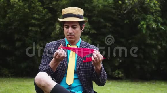 魔术师带红领巾帽子戏法视频的预览图