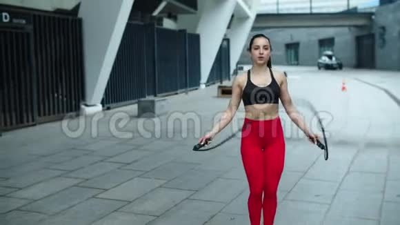 运动员女人在户外跳绳健身女孩做跳跃运动视频的预览图