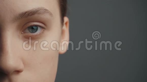 年轻女子的脸上戴着美容面具视频的预览图