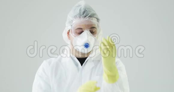 男医生的肖像穿着冠状病毒大流行的防护服视频的预览图
