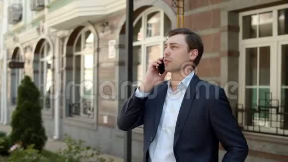 特写商人在街上打电话在户外谈生意的男人视频的预览图
