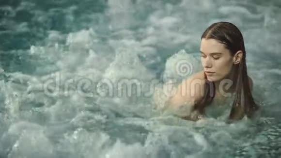 性感女人在室内游泳池放松的肖像喜欢按摩浴缸的漂亮女孩视频的预览图