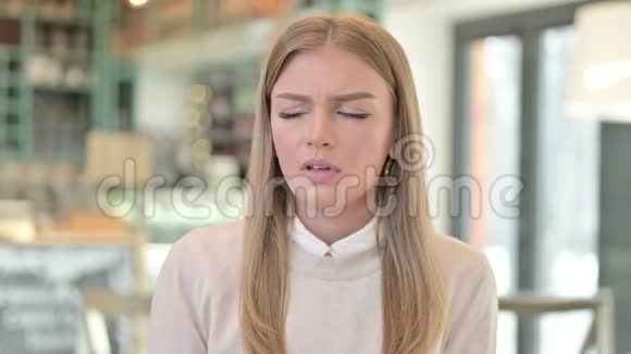 生病的年轻女子咳嗽的肖像视频的预览图
