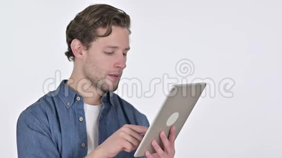 年轻人在平板电脑上的在线视频聊天视频的预览图