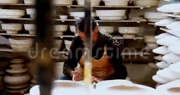 男性陶工塑造一个粘土4k视频的预览图