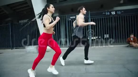 健身夫妇一起在城市街道上跑步人训练障碍跑视频的预览图