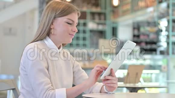 咖啡屋里的美女使用数码平板电脑视频的预览图