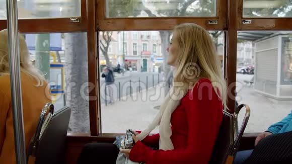 年轻女子乘坐里斯本的旧电车视频的预览图