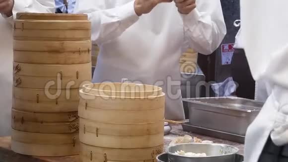 中国餐馆里人们饺子的运动视频的预览图