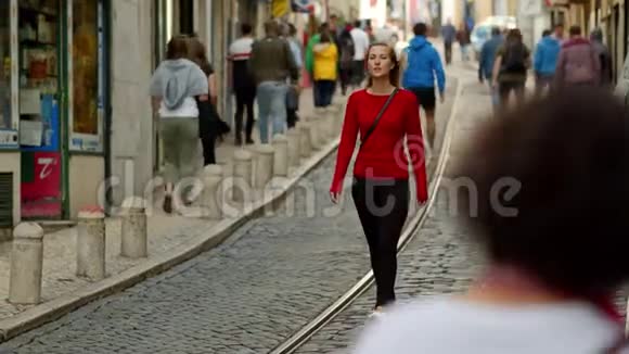 有魅力的女人走过历史名城里斯本视频的预览图