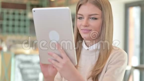 年轻女性在平板电脑上视频聊天的画像视频的预览图