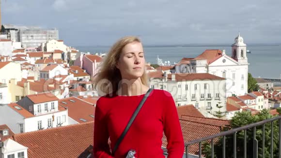 在阳光明媚的日子里里斯本阿尔法玛的美女视频的预览图