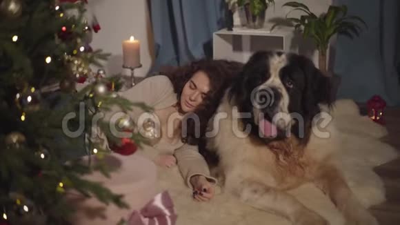 美丽的成年白种人女人躺在大狗背上睡觉圣伯纳德守护着主人新梦视频的预览图
