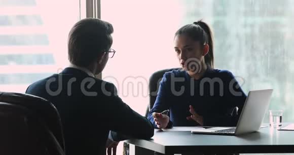 女雇主经理在会议上与客户进行财务交易握手视频的预览图