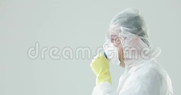 医生穿着防护服口罩眼镜咳嗽冠状病毒大流行威胁视频的预览图