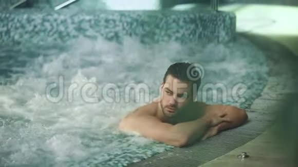 人在度假时在水疗中心放松男性在健康中心按摩浴缸休息视频的预览图