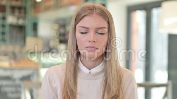紧张的年轻女性头痛的肖像视频的预览图