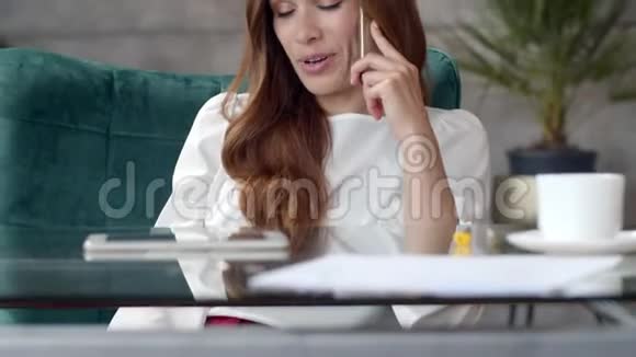 漂亮的商务女性在办公室里讲电话友好女人在电话里调情视频的预览图