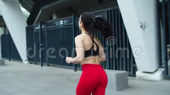 健康女性户外跑步的后视图女运动员训练在体育场附近进行视频的预览图