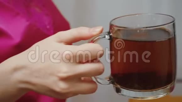 年轻的姜姑娘和男人喝茶的视频视频的预览图