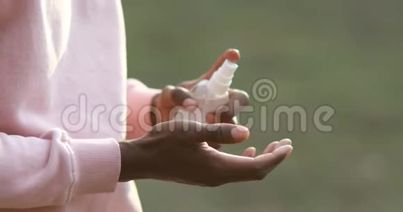 一个非洲男人用防腐剂处理他的手以防止病毒感染视频的预览图