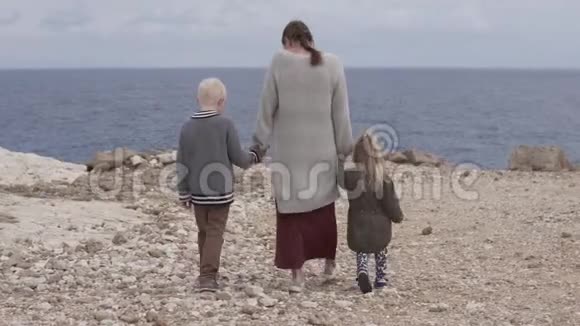 妈妈带着孩子去海边视频的预览图