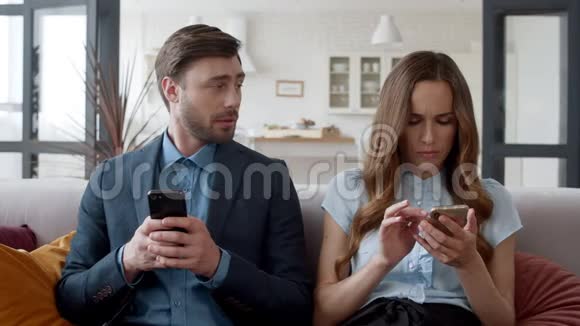 商务夫妇在智能手机上上网男子展示手机新闻视频的预览图