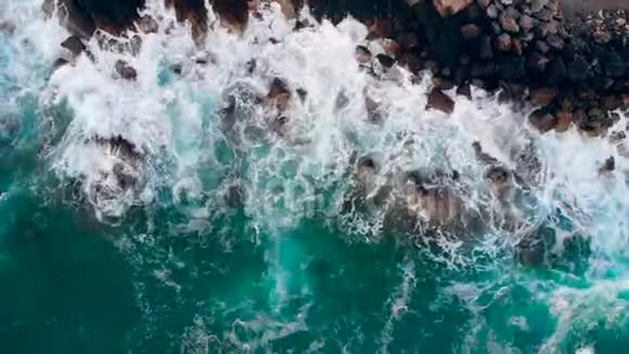波浪溅在岩石海岸上视频的预览图