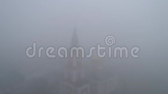 在浓雾和云层中教堂视频的预览图