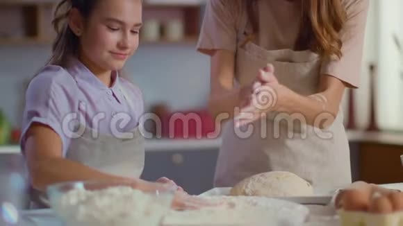 女人和女孩在现代厨房慢动作拍面粉视频的预览图