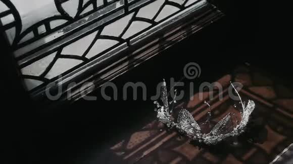 皇冠在窗户附近视频的预览图