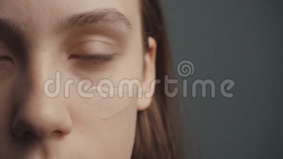 年轻女孩脸上底霜涂在脸上视频的预览图