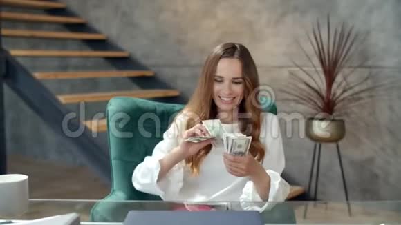 快乐的女人把一捆钱扔掉女商人在数钱视频的预览图