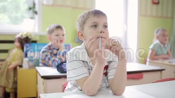 男孩嘴里拿着一支铅笔嘴里拿着一支铅笔视频的预览图