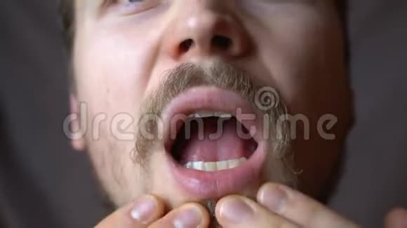 一个男人检查他的嘴唇和脸视频的预览图
