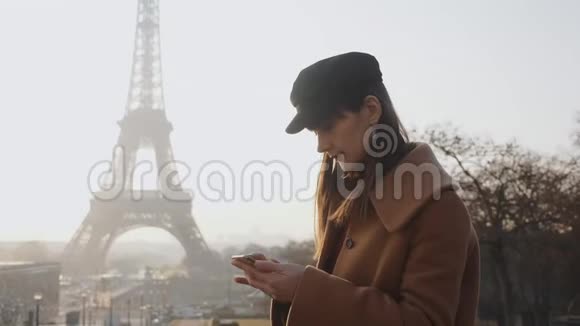 美丽的年轻黑发博主女士在日出巴黎埃菲尔铁塔城市风光慢镜头打电话留言视频的预览图