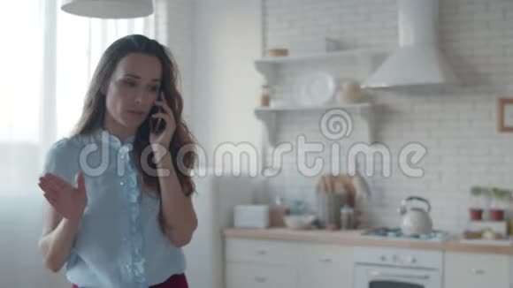 特写镜头集中的女人在厨房打电话女人在电话里争吵视频的预览图