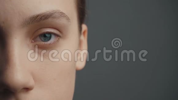 年轻女子用手指在脸上涂粉霜视频的预览图
