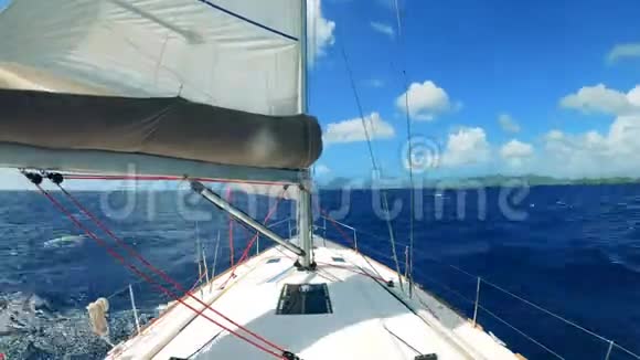 度假时在水上航行的船视频的预览图