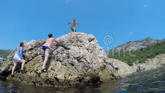 一个奔跑的人从悬崖上潜入大海慢动作视频的预览图