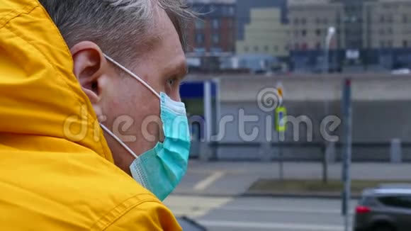 在户外戴医疗面罩的病人视频的预览图