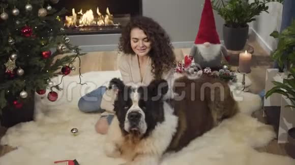 一个笑容满面的白人黑发女孩抬起大狗耳朵看着镜头快乐快乐的女人视频的预览图
