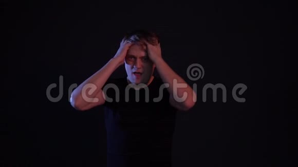 一个在黑色背景下跳舞的人视频的预览图