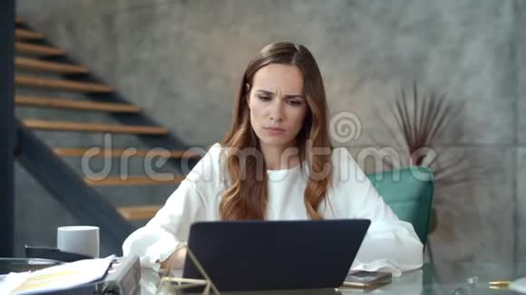 专注的女人在工作笔记本电脑老板询问女员工的细节视频的预览图