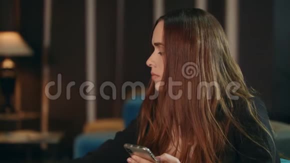 商务女性在家使用智能手机女商人喝茶视频的预览图