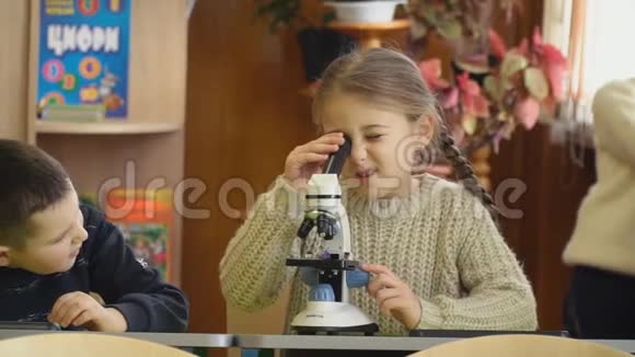 女孩透过显微镜看视频的预览图