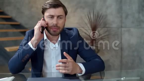 有压力的商人在电话里有感情地交谈专注的男人打电话视频的预览图
