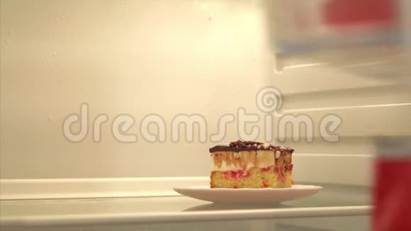 冰箱里有美味的蛋糕健康食品选择困难视频的预览图