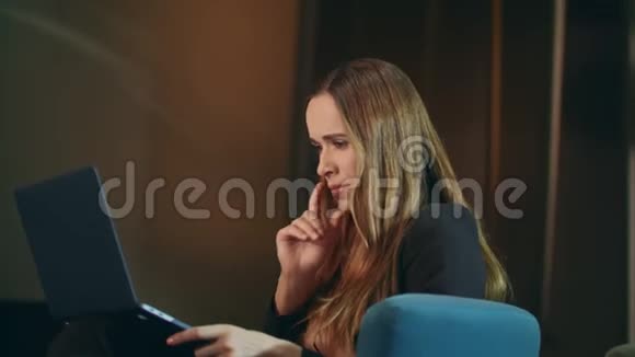 快乐的女人在办公室工作笔记本电脑成功的女商人在工作视频的预览图