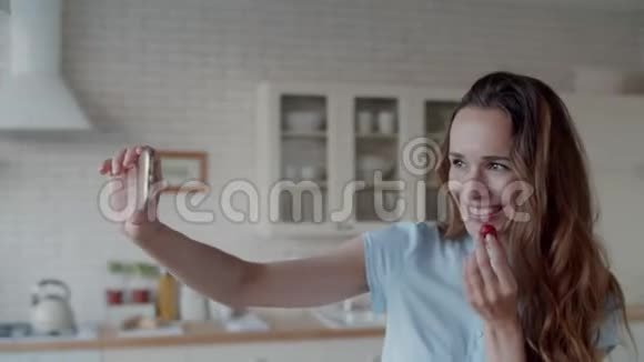 年轻女子在厨房自拍照片女人对着摄像机眨眼视频的预览图